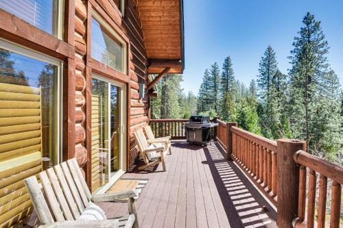Peaceful Escape in the Pines: Arnold Cabin w/Deck