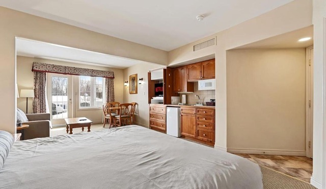 Peaceful Escape King Bed and Outdoor Activities
