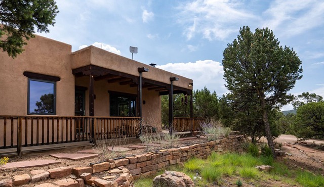 Peaceful escape on 4 acres w. trails, patio, fireplace, close to downtown