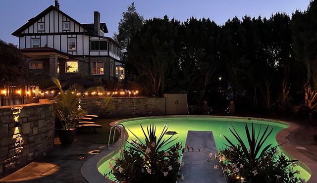 Peaceful escape! PRIVATE 1BR apartment! Stone FP, pool & pickleball court.