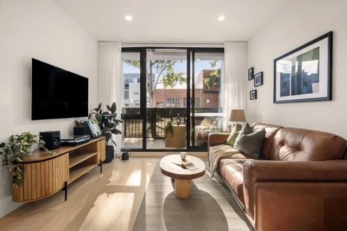 Peaceful Escape with King Bed, Parking and Walk to CBD!