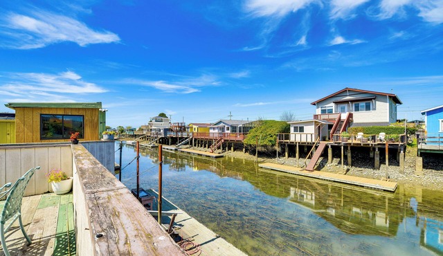 Peaceful Eureka Beach Cottage w/30-Foot Dock