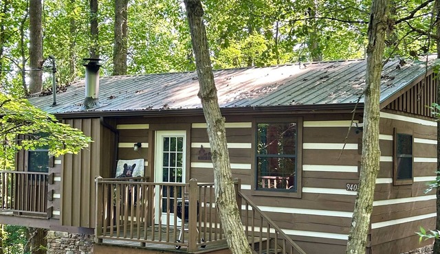 Peaceful, extremely clean Treehouse cottage 10 min. from National Park entrance