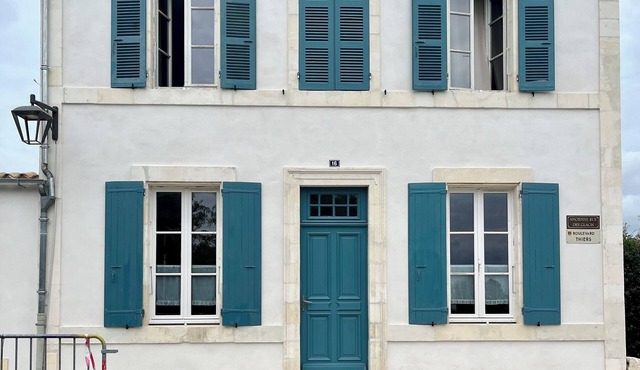 Peaceful family home with sea view, in the heart of the village, on the ramparts