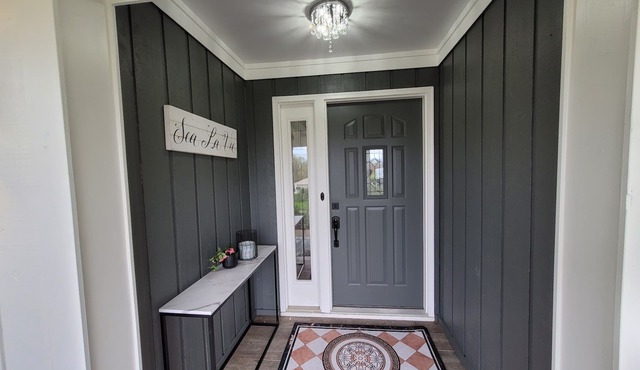 PEACEFUL FAIRDALE COUNTRY HOME. Sleeps 15 people. Poker house on a backyard