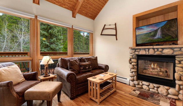 Peaceful Fall River Suite Fireplace Close to RMNP