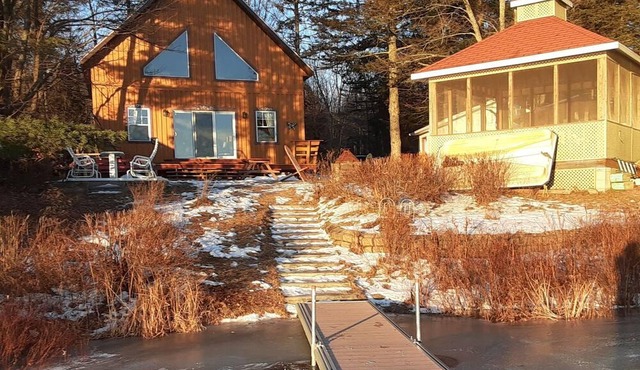 Peaceful family cottage on Lac Pleasant