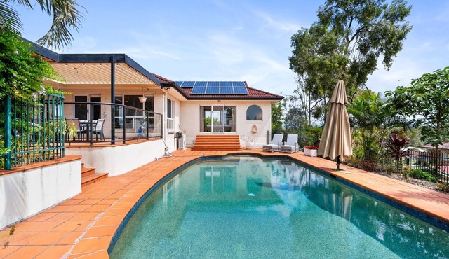 Peaceful Family Home: 4-Bed, Pool, Alfresco Dining