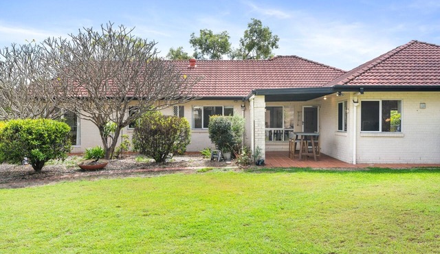 Peaceful Family Home: 4-Bed, Pool, Alfresco Dining