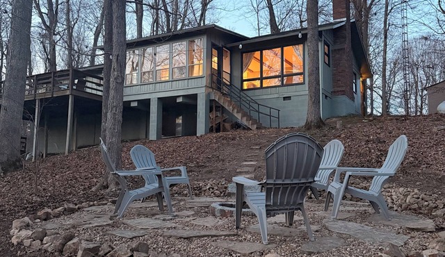 Peaceful Family Friendly Cabin with Master Suite and Seasonal Lake Views