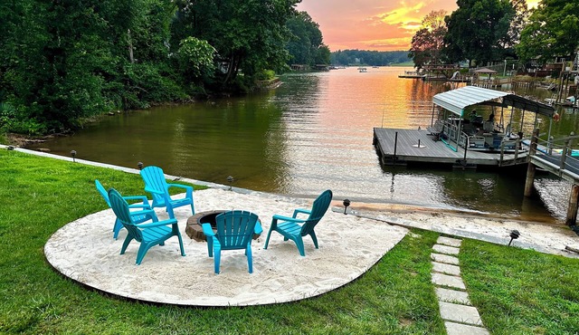 Peaceful, Family-friendly Lakefront cottage, sandy beach, quiet cove, w/dock