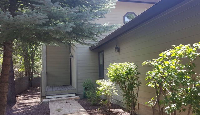 Peaceful Family Friendly Resort Villa w Whirlpool Tub and Attached Garage