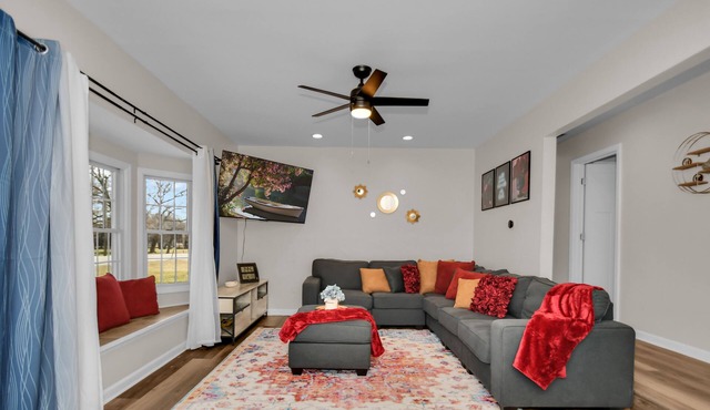 Peaceful Family & Fur-Friendly home near Navy Base, Gurnee Mills, Six Flags.