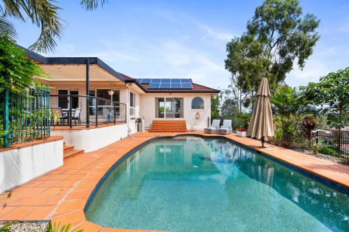 Peaceful Family Home: 4-Bed Pool Alfresco Dining