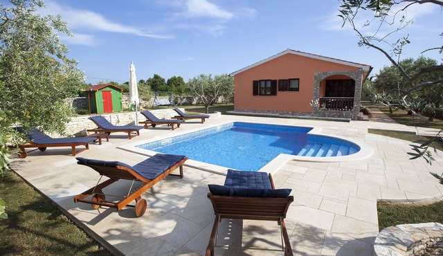 Peaceful Family House " Tedi " With heated pool !