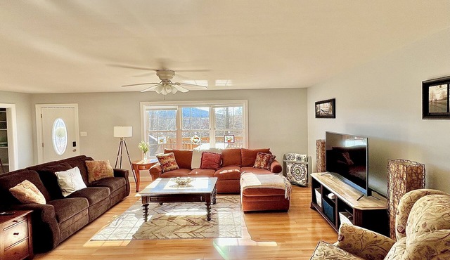 Peaceful family & pet-friendly country 3-bedroom house. Fire pit and views!