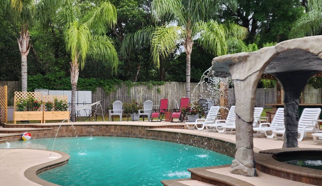 Peaceful, Family-sized Suite, Pool, Hot Tub, Camp Fire, Enormous Backyard!