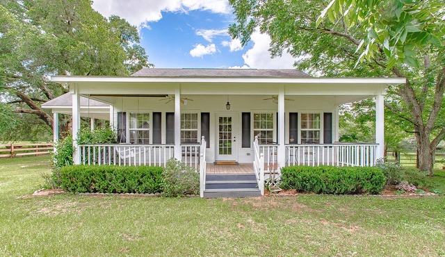 Peaceful Farm Cottage Centrally Located