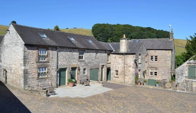Peaceful Farm Cottage in the Peak District, close to walking trails.