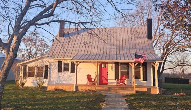 Peaceful Farmhouse in rural setting near Crossville, TN - 3 bedrooms