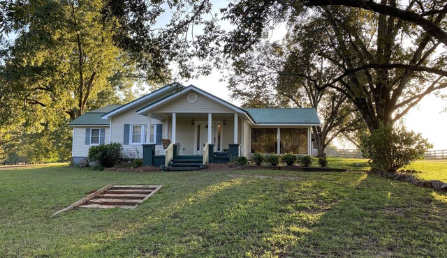 Peaceful Farmhouse Living!