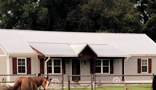 Peaceful Farmhouse on Horse Farm - 20 miles from the Beach !