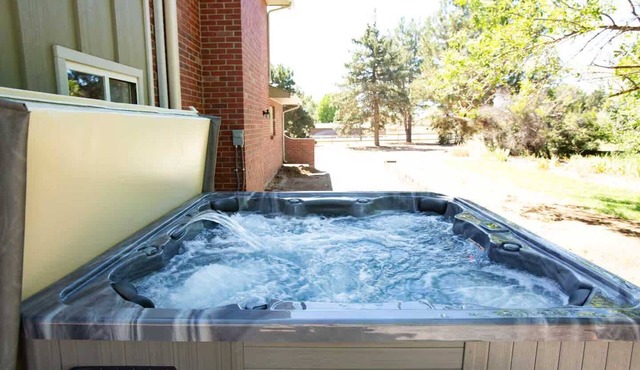 Peaceful Farmhouse Retreat - Hot Tub - Sleeps 15