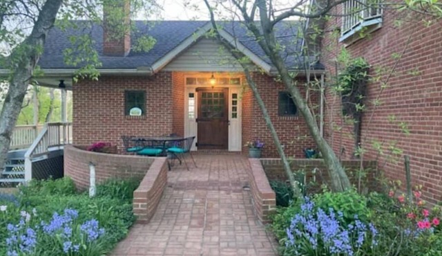 Peaceful Farmhouse Retreat on working sheep farm