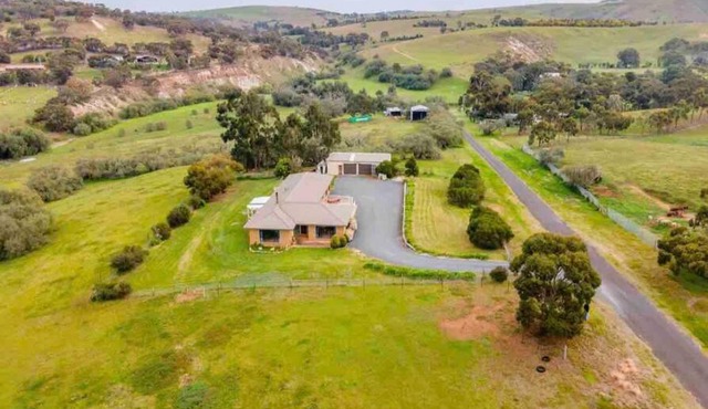 Peaceful FarmHouse stay next to Bacchus Marsh Town