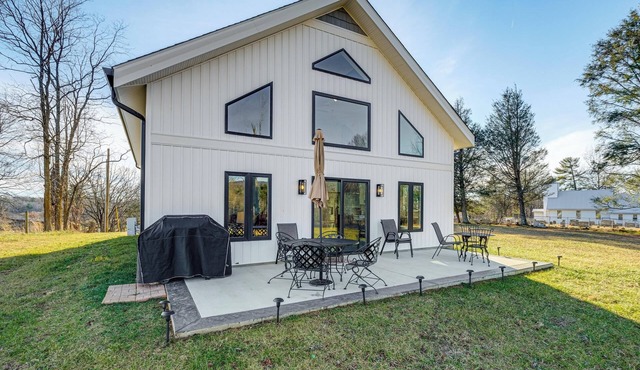 Peaceful Farmhouse Retreat 6 Mi to Virginia Tech!