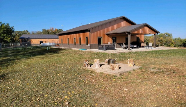 Peaceful Farmhouse with hot tub