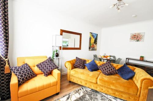 Peaceful first floor apartment close to town centre