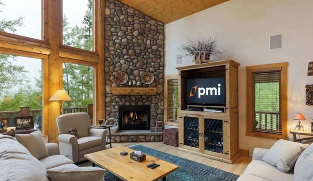 Peaceful Forest Getaway with Stunning Views