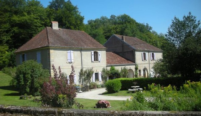 Peaceful lodge in forests with biking and hiking, pets allowed