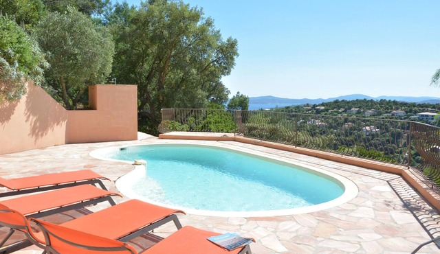 Peaceful Hillside Villa for 6 with Pool and Sea View in Les Issambres