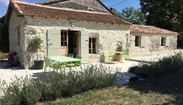 Peaceful stone cottage set among rolling fields and hills. Restful and relaxing