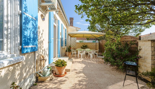 Peaceful Holiday Home with Private Courtyard – Close to Beaches and Shops in Saint-Trojan