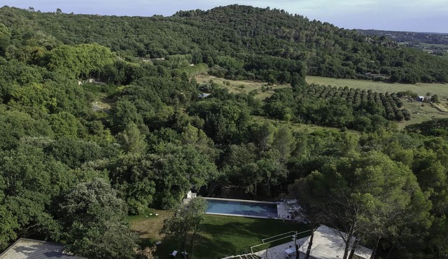 Peaceful setting, 4 bedrooms, heated pool and jacuzzi close to Uzes and Avignon