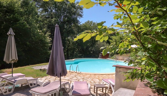 Peacefully located on the border of the Dordogne and Lot-et-Garonne (Perigord Noir)