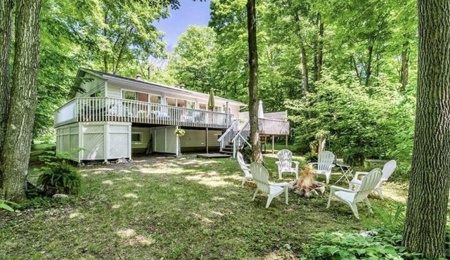 Peaceful French Chalet 10 min from Thunder Beach Georgian Bay