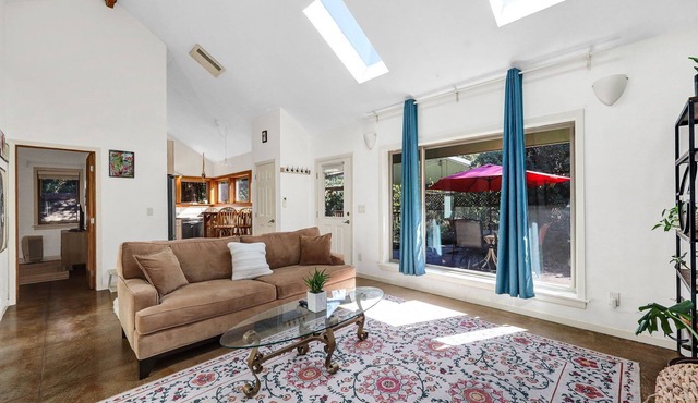 Peaceful Garden Cottage Near UofO