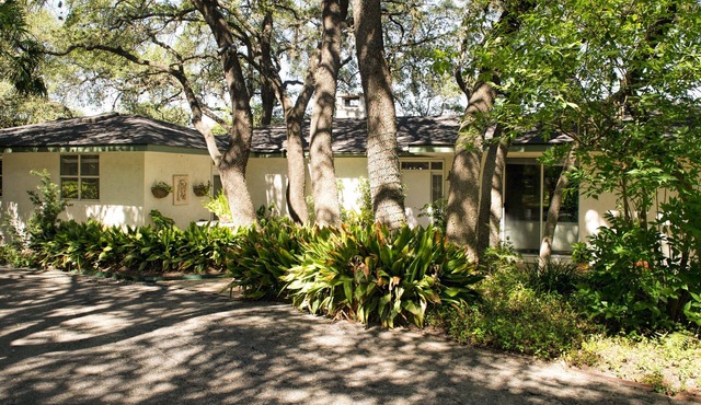 Peaceful Garden House on 5-Acre Nature Estate in The Heart of San Antonio