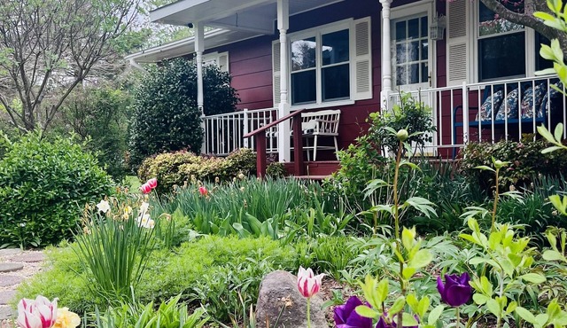 Peaceful garden cottage, close to OUTLETS, fire pit, dog friendly!