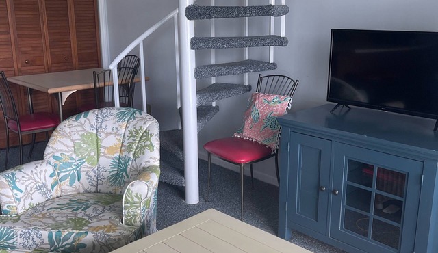 Peaceful &Gated community with Indoor & Outdoor Pools.Walk to beach, dining &fun