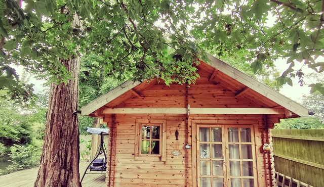 Peaceful gateway to the Cotswolds with Jacuzzi and lake.