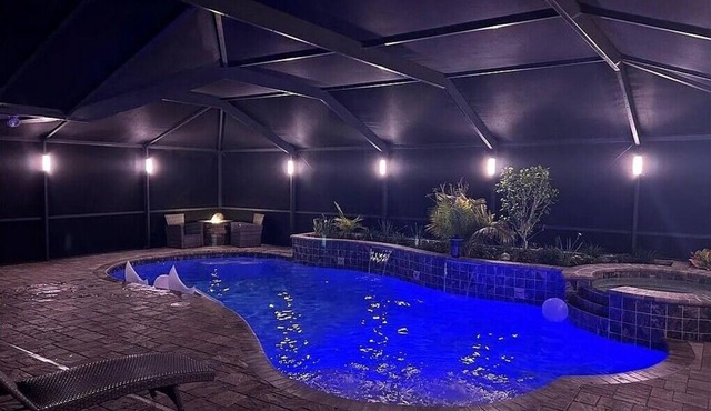 Peaceful Getaway 3-bedroom with chef's kitchen, heated pool and hot tub