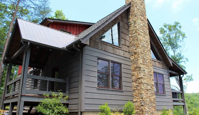 Peaceful getaway 6 mins to downtown! 3 Fireplaces! King on each level!n