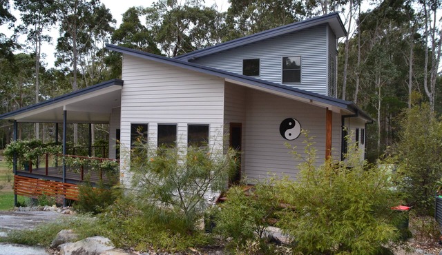 PEACEFUL GETAWAY AMONGST THE BUSH, NEAR THE RIVER AND OCEAN, ENTIRE GUEST SUITE.