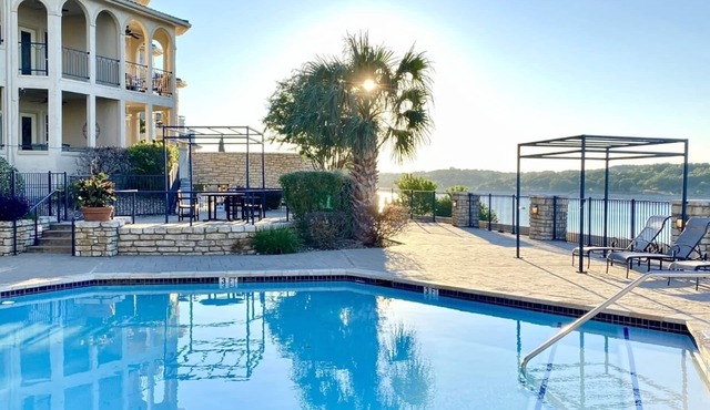 Peaceful Getaway at Island of Lake Travis- Beautifully decorated- Huge patio!