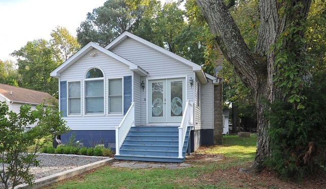 Peaceful getaway convenient to local amenities including beach, boating & food